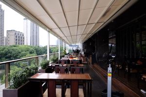 Μηχανοποιημένο σύστημα Pergola για εστιατόριο